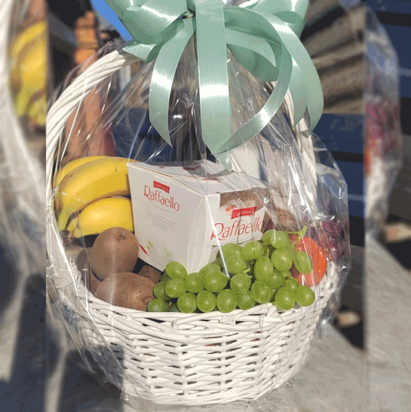 Корзина с фруктами 6 кг. и  Raffaello в Севастополе