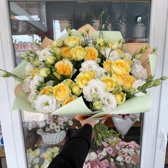 Букет из кустовых роз и эустом «Солнечное утро»  в Севастополе