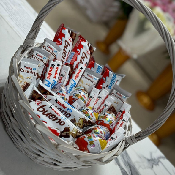 Корзина из сладостей Киндер в Севастополе