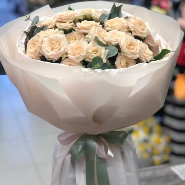 7 кремовых кустовых роз с эвкалиптом в Севастополе