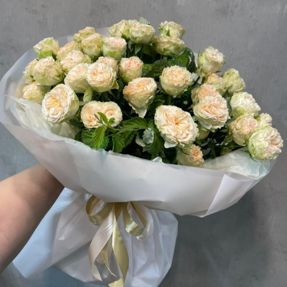 9 кустовых роз в упаковке в Севастополе