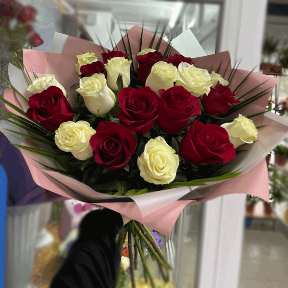 21 красная и белая роза микс в Севастополе