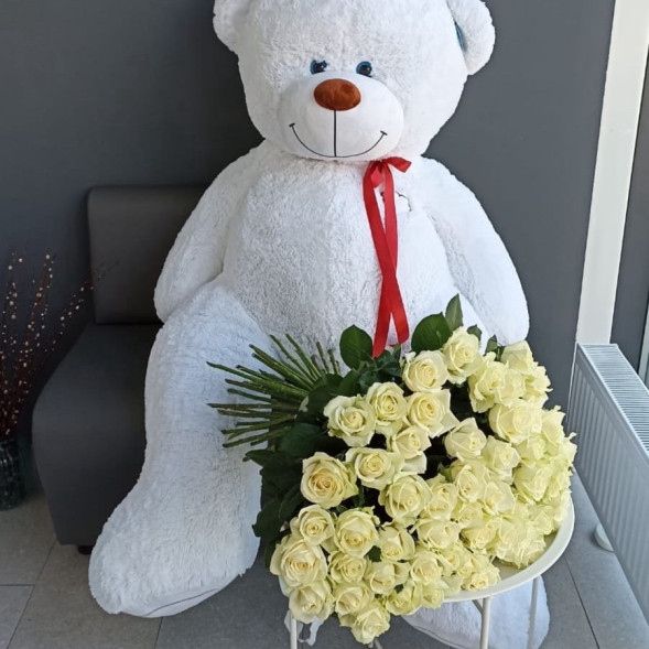101 белая роза с плюшевым мишкой  в Севастополе
