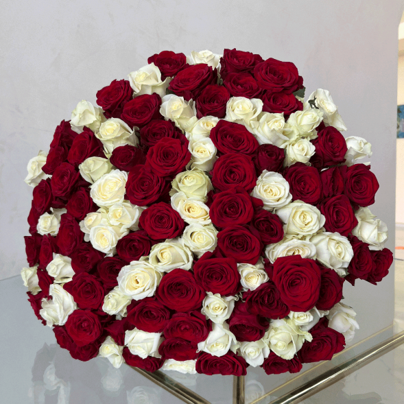 101 красная и белая роза микс в Севастополе
