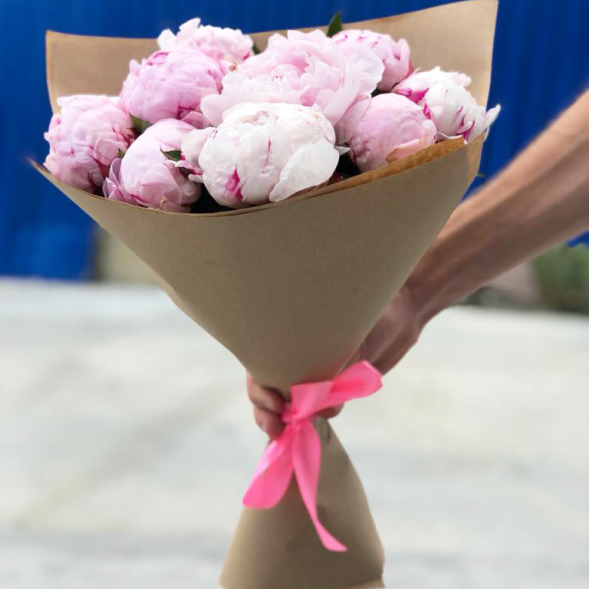 Букет 9 нежных пионов в крафте в Севастополе