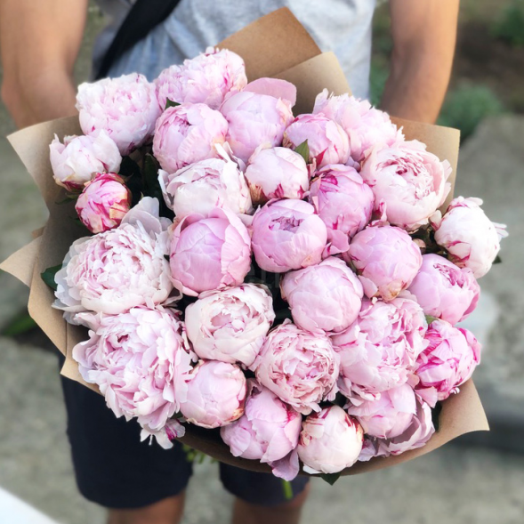 Букет 29 нежных пионов в крафте в Севастополе