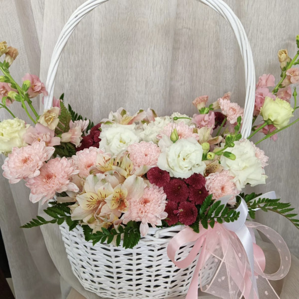 Композиция в корзине «Симпатичная лодочка» в Севастополе