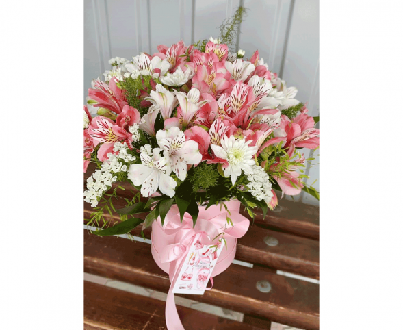 Нежный микс альстромерий в шляпной коробке в Севастополе