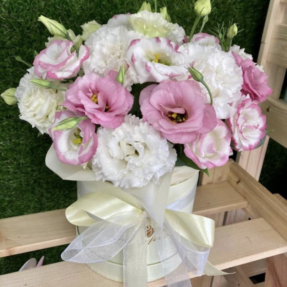 Коробочка с эустомами в Севастополе