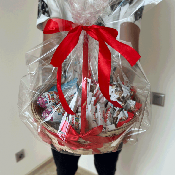 Корзина с киндерами в Севастополе