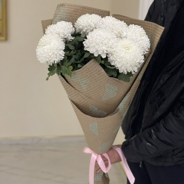 Букет 7 белых одноголовых хризантем в крафте в Севастополе