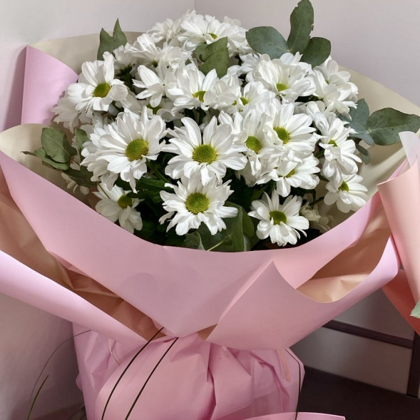 Букет  из 7 белых кустовых хризантем в упаковке в Севастополе