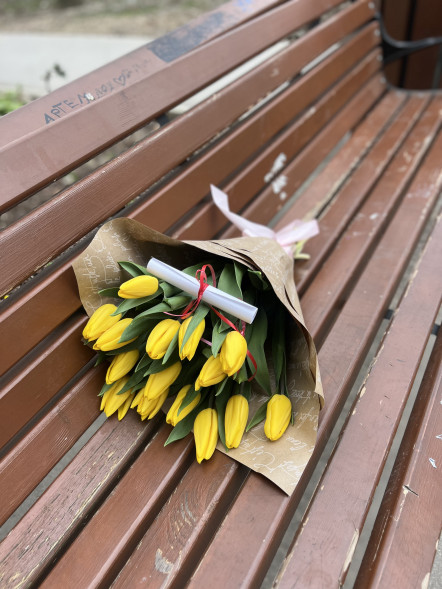 15 жёлтых тюльпанов в Севастополе