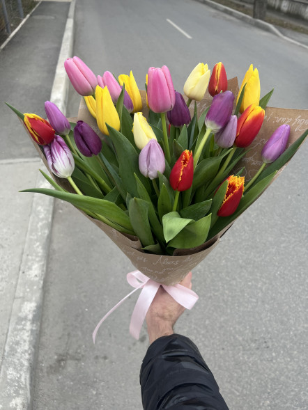 25 тюльпанов микс в упаковке в Севастополе
