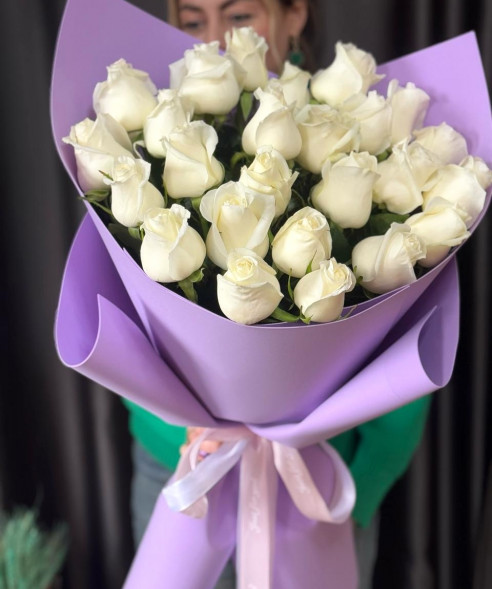 25 белых роз в упаковке Эквадор в Севастополе