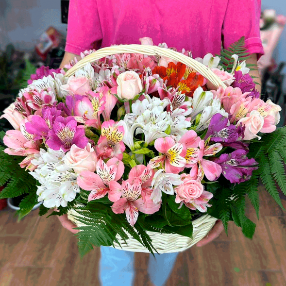 Композиция в корзине "Весенний бриз" в Севастополе