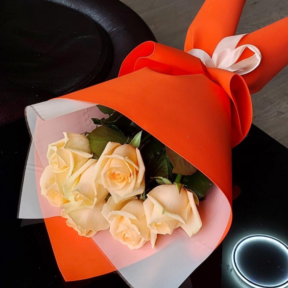 Букет 7 кремовых роз в упаковке в Севастополе