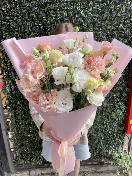 Букет 7 белых и нежно-розовых эустом в Севастополе