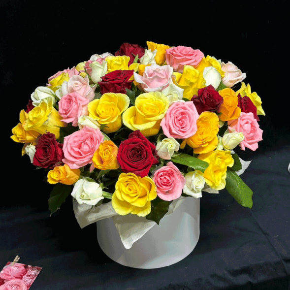 51 роза микс в шляпной коробке в Севастополе