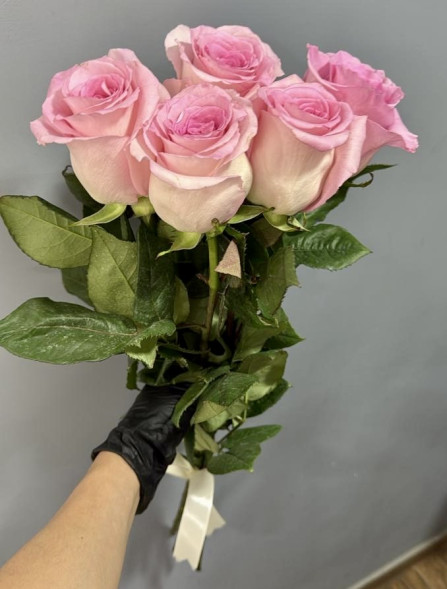 5 розовых роз, лента (Импортные) в Севастополе