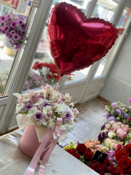 Цветы в коробке и шарик в форме сердца в Севастополе