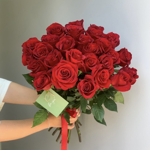 27 красных импортных роз, лента в Севастополе
