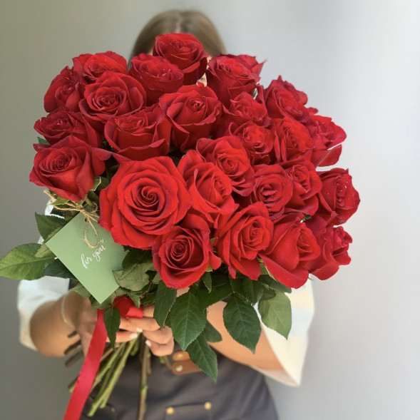 27 красных импортных роз, лента в Севастополе