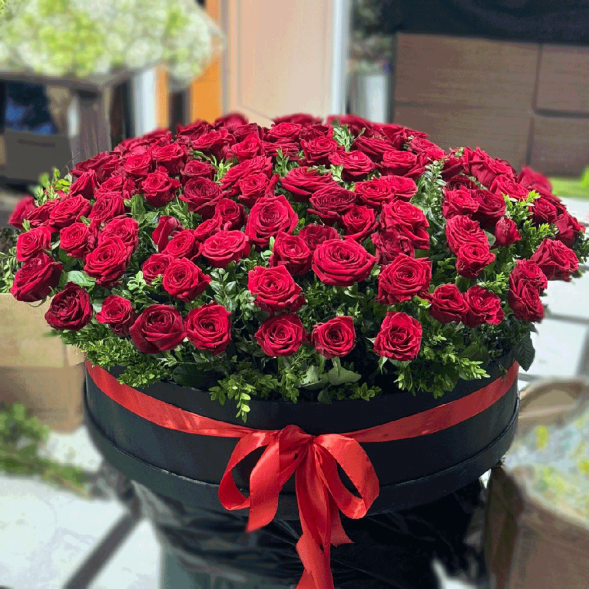 101 красная роза в шляпной коробке в Севастополе