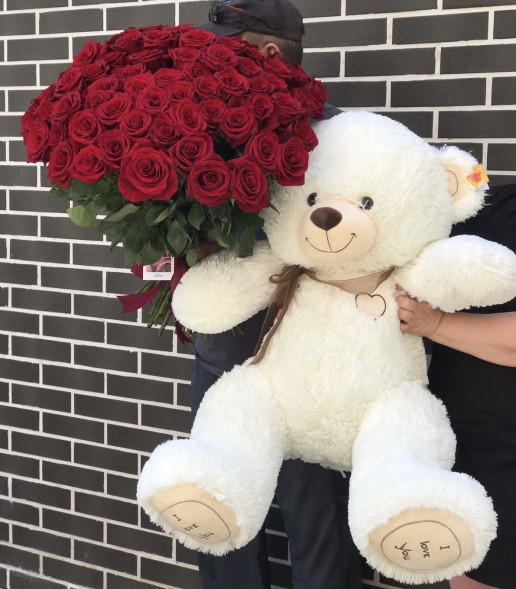 Подарочный набор из 51 красной розы и большого плюшевого мишки в Севастополе