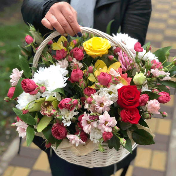 Композиция в корзине "Искра счастья" в Севастополе