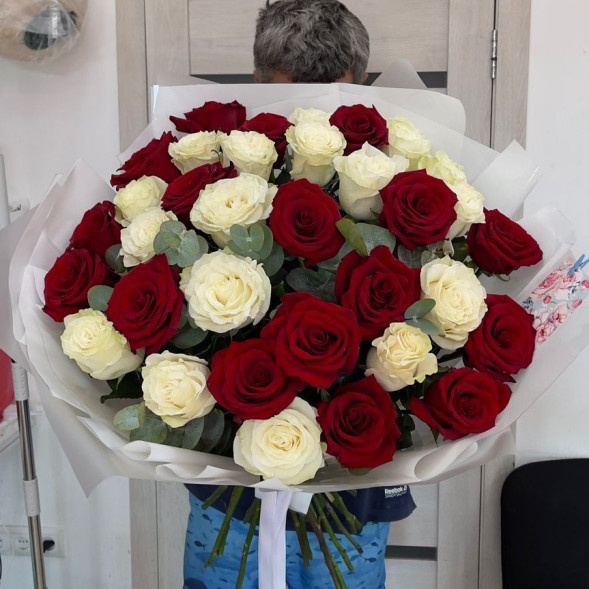 35 роз Эквадор Премиум с эвкалиптом в Севастополе