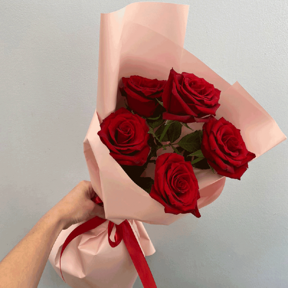 Стильный букет 5 красных роз в Севастополе