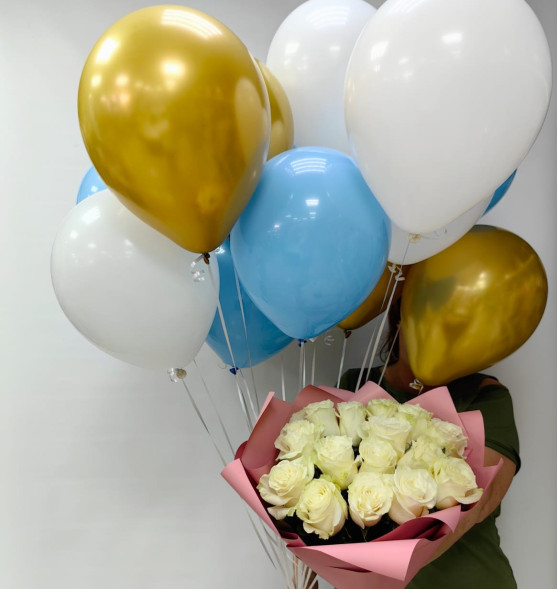 Букет 15 белых роз и 15 гелиевых шаров в Севастополе