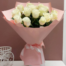 Букет 15 белых голландских роз в упаковке