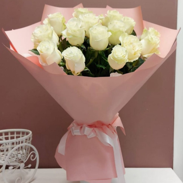 Букет 15 белых голландских роз в упаковке в Севастополе