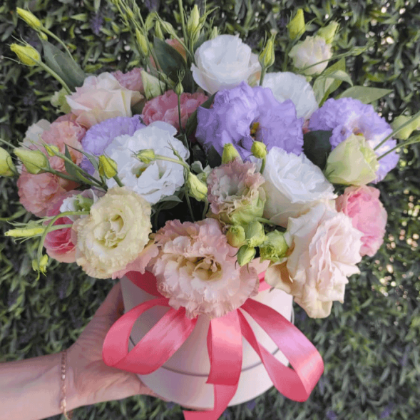 Нежный микс эустом в шляпной коробке в Севастополе