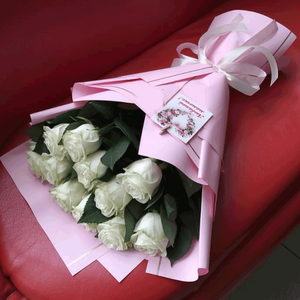 Букет 11 белых роз в упаковке в Севастополе